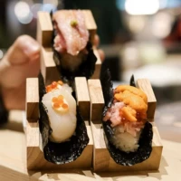 Японская стиль руки -на море -ежа суши -полки высокие творческие деревянные блюдо из деревянного блюда Западный обеденный стол тако катящийся нагрузочный пирог