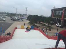 Детская площадка 旱雪毯雪狐旱地雪毯七彩旱滑道每平米360元