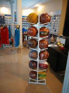 ヨーロッパ鉄ボールラックバスケットボールサッカー収納ラックバドミントンラケットラックボール機器ディスプレイラック