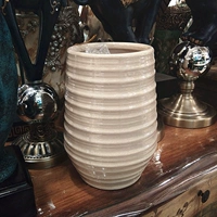 Треснувшая бутылка с синей глазурью - кремово-белая.