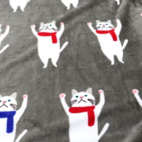 Серый приподнятый кот кошка