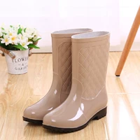 Giày đi mưa cho nữ trong ống ấm đôi giày đi mưa ấm áp cộng với quần nhung nữ chống mưa đi giày nước ống cao cộng với giày cao su cotton ủng cao su
