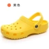 Phim hoạt hình mùa hè màu trắng Crocs nữ Baotou dép y tá bệnh viện dép phẳng chống trượt 41 cỡ lớn 42 cỡ dép lê nữ đẹp dép quai hậu cho bé gái 