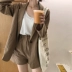 Tre mỏng 竿 tự chế 2018 Hàn Quốc đầu mùa thu khí đôi túi phù hợp với áo khoác + đàn hồi hoa eo quần short phù hợp với áo blazer nữ Bộ đồ