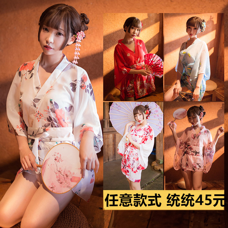 Красивые японские девушки в кимоно и с зонтиком.
