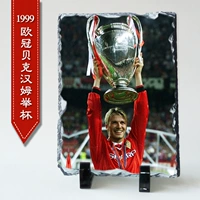99 Лига чемпионов Бекхэм держит кубок