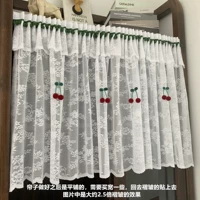 Принесите занавесную голову белую марлю с зеленым мячом и вишней