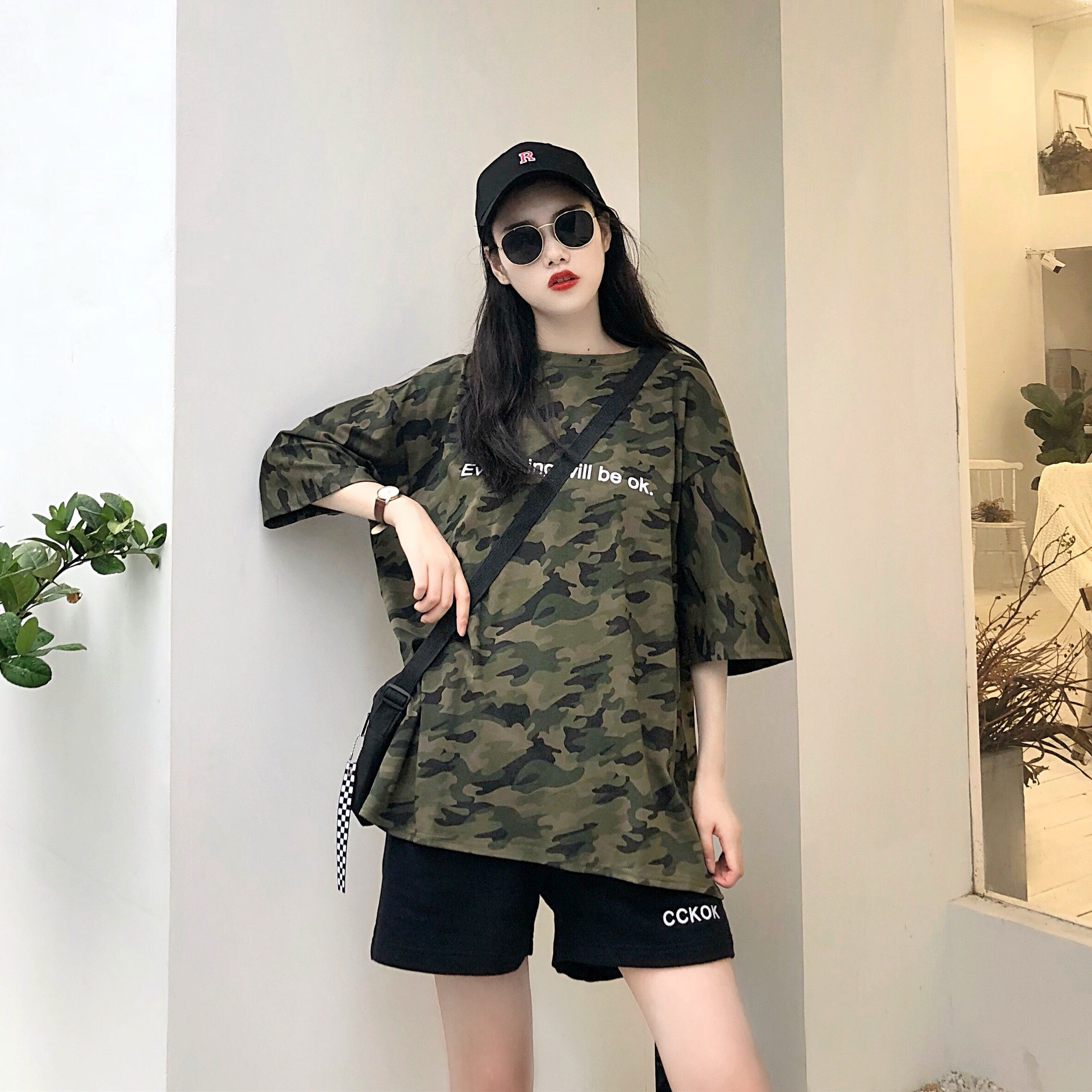 Hồng Kông hương vị retro chic dài lỏng ngụy trang ngắn tay áo + Hàn Quốc cao eo thư quần short phù hợp với nữ mùa hè
