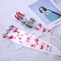 Одно красное персиковое сердце