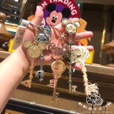 Брелок 上海迪士尼乐园国内代买限量款黄金色米奇城堡金钥匙挂圈扣车钥匙