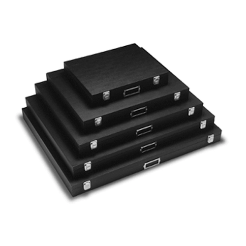 Черно -белая комната американские артисты бату, несущие серию MC Box