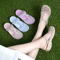 Тапочки в стиле Crocs, нескользящие босоножки, нескользящая пляжная обувь, мягкая подошва, в корейском стиле, закрытый носок, подходят для носки на улице