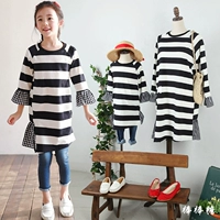 Quần áo mùa thu cha mẹ trẻ em 2018 mới phụ nữ mẹ phiên bản Hàn Quốc của bé gái mùa thu khâu váy len sọc bộ gia đình mặc tết