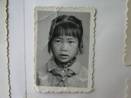 Старая коллекция фотографий A44-80-х годов Red Scarf Girl Single Photo 3,5-2,5 см.