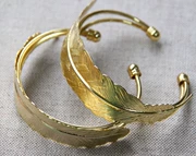 Vòng tay bằng đồng nguyên chất bằng đồng lông vũ Victoria vintage-9101 bạc vàng
