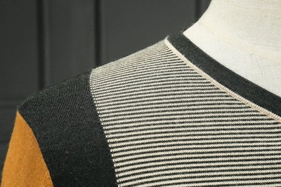 Trong nước duy nhất cắt tiêu chuẩn mùa xuân áo len mỏng áo len màu sắc phù hợp với thời trang giản dị v- cổ áo len thanh niên sọc áo sơ mi thời trang nam cao cấp Áo len