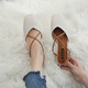 Hàn Quốc phiên bản của mùa hè hoang dã giày nữ 2018 mới với dày với retro triều qua vành đai dép nữ thấp với 3 cm Sandal