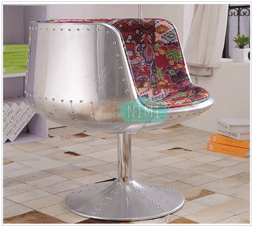 Металлический ноутбук, кофейный бокал, стульчик для кормления для отдыха