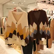 Ở nước ngoài mua phiên bản Hàn Quốc mới của màu sắc phù hợp đan áo len nữ mùa đông retro hoang dã áo len cổ chữ V lỏng - Trang phục dân tộc