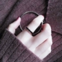 Trang trí ngón tay đeo nhẫn nữ Nhật Bản và Hàn Quốc hipster cá tính sinh viên thép titan vàng hồng chic tối giản đơn giản gốm đen nhẫn đôi
