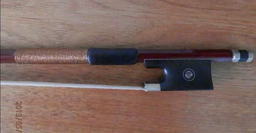 Красная скрипка из углеродного волокна