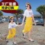 2018 mới mẹ và con gái thời trang cha mẹ và con váy mùa hè dài T-Shirt Hàn Quốc ren bãi biển sạn holiday phù hợp với gia đình quần đẹp cho cả gia đình