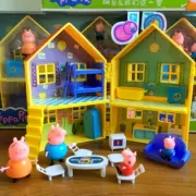 Piggy House Đồ chơi Pecs Biệt thự sang trọng Ngôi nhà màu vàng Pepe Pig Family Set Trẻ em Quà tặng năm mới