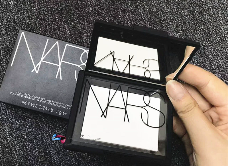 NARS nhẹ nhàng trong suốt phấn phủ mật ong bột lỏng phiên bản mới 10g phấn trang điểm kiểm soát dầu không màu - Quyền lực