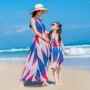 Wei Wei 2018 new cha mẹ và con bãi biển váy mẹ và con gái ăn mặc lỏng chất béo MM kích thước lớn voan bên bờ biển kỳ nghỉ ăn mặc váy caro dài