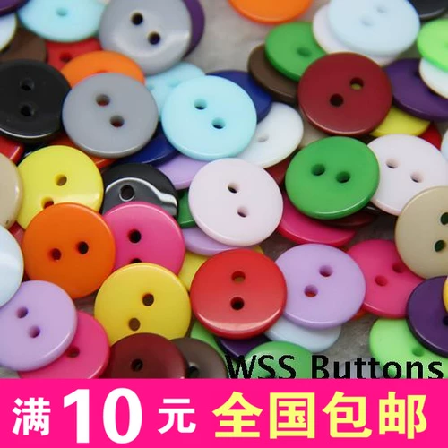 Оба конфеты с пряжкой для бровей -кнопки, вынесенные детской ручной работы рука