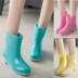Nữ mưa khởi động nữ mùa xuân và mùa thu thời trang Hàn Quốc thạch trong ống ngắn cộng với bông mưa khởi động không thấm nước không trượt giày nước kích thước lớn giày cao su Rainshoes