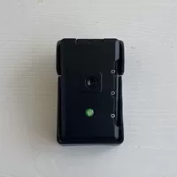 2 зеленые листья черные