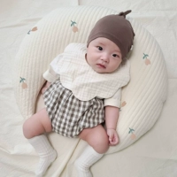 В форме цветка, с вышивкой