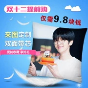 EXO Bian Boxian giữ một chiếc gối DIY đệm ảnh sofa cá nhân để phát triển món quà sinh nhật bạn cùng lớp