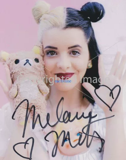 Подпись Мелани Мартинц Мартинц Signature Фотографии №1