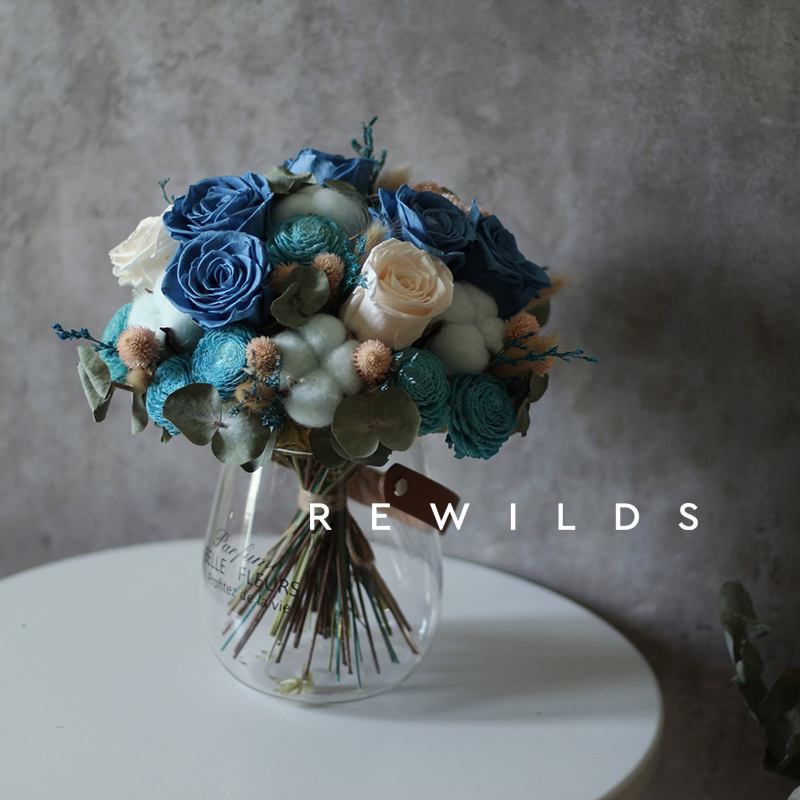Blue, White & Bouquet + Vasewathet Morandi senior Haze blue Immortality rose Bouquet hydrangea table decorate bride wedding Hand tied bouquet
