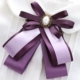 Темно -фиолетовые цветы и фиолетовый галстук