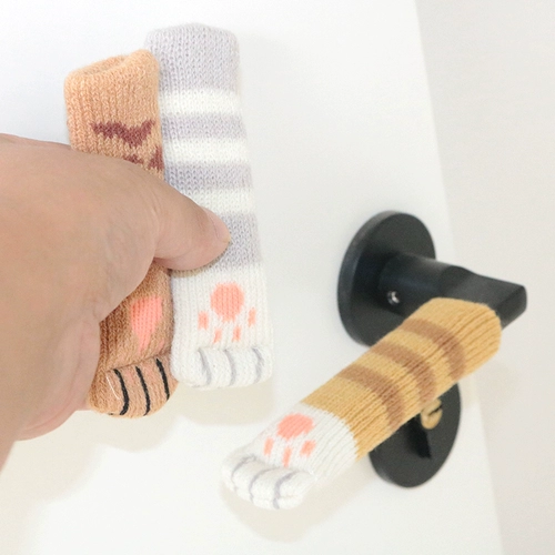 Единственная утолщенная перчатка в дверной ручке.