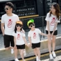 Cha mẹ và con mặc mùa hè 2018 thủy triều gia đình mới nhà một gia đình ba gia đình mặc mẹ và con gái đặt ngắn tay t- shirt quần áo gia đình mùa đông hàn quốc