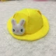 Кролика кролика маленькая желтая шляпа