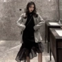 Bộ đồ retro mùa thu và mùa đông Hàn Quốc kẻ sọc giản dị phù hợp với áo khoác nữ + khâu lưới đuôi cá màu đen thoi trang cong so
