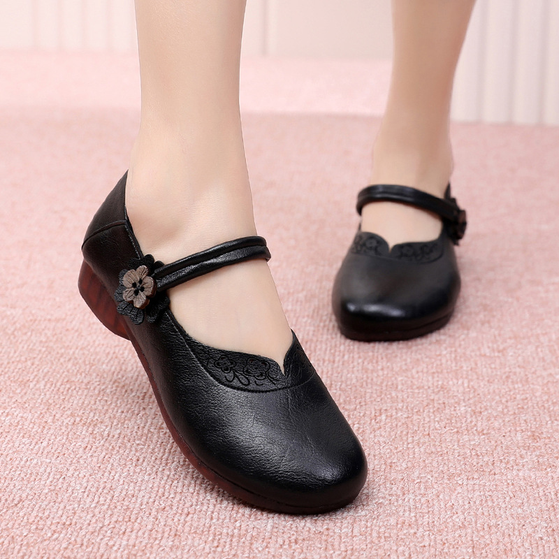 Black2021 Spring and summer new pattern genuine leather Mom shoes reverent leather shoes soft sole flower Women's Shoes Middle aged and elderly Hollow out Buckles Single shoes
