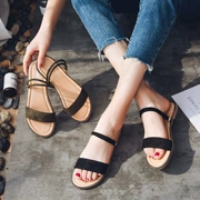 2018 mới đáy phẳng đơn giản dép hở ngón nữ mùa hè mặc thời trang một đôi giày mặc giày của phụ nữ Hàn Quốc phiên bản của dép hoang dã