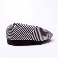 Установите шляпу с кофейной полосой вперед