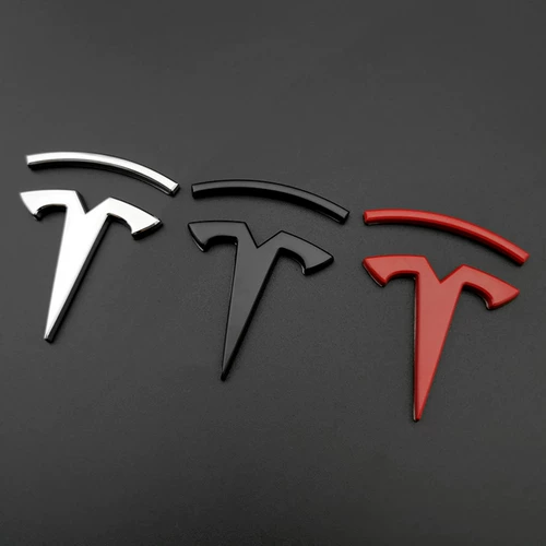 Он подходит для стандартных металлических автомобильных наклеек Tesla.