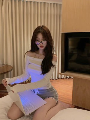 taobao agent Sexy demi-season T-shirt, white short mini-skirt, long-sleeve, open shoulders, long sleeve