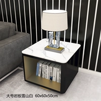 Большая сланцевая снежная гора белого цвета