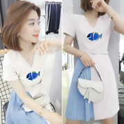 Mùa hè 2019 mới của phụ nữ nhà ga châu Âu hàng hóa châu Âu Phiên bản Hàn Quốc của cổ chữ V đơn giản sành điệu xếp li một chiếc váy chữ - A-Line Váy