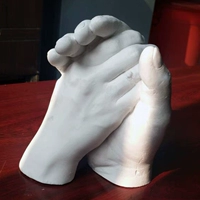 Взрослые отправляют измеритель измерительного измерителя ковша кисти.