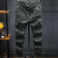 Растянуть темно -серые одиночные брюки